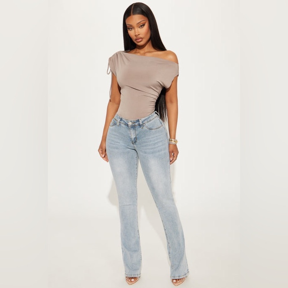 ◾️Fashion Nova Getting the Boot Mid Rise Jeans Light Wash